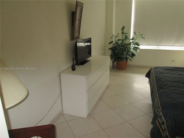 1-bedroom condo for sale in Sunny Isles Beach - 231 174th St 1706 - MondialRealty