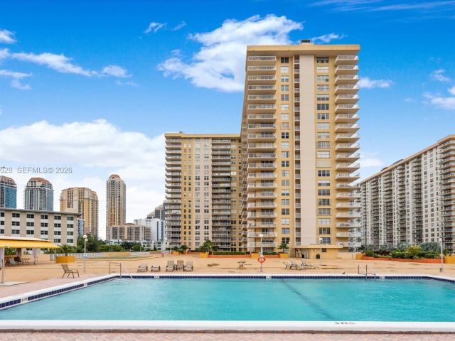 1-bedroom condo for sale in Sunny Isles Beach - 231 174th St 1706 - MondialRealty
