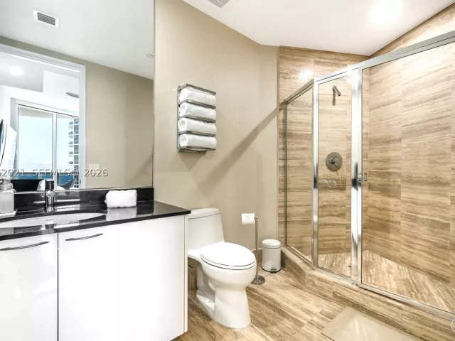 3-bedroom condo for rent in Sunny Isles Beach - 15901 Collins Ave 2303 - MondialRealty