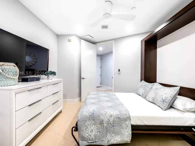 3-bedroom condo for rent in Sunny Isles Beach - 15901 Collins Ave 2303 - MondialRealty