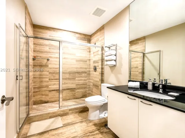 3-bedroom condo for rent in Sunny Isles Beach - 15901 Collins Ave 2303 - MondialRealty