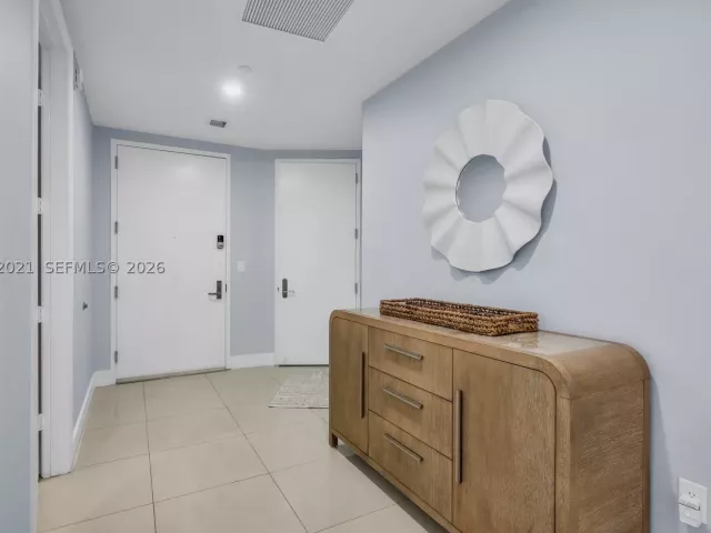3-bedroom condo for rent in Sunny Isles Beach - 15901 Collins Ave 2303 - MondialRealty