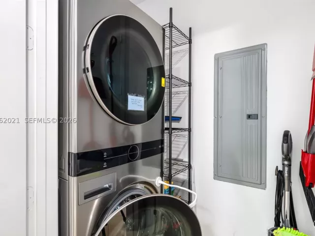 3-bedroom condo for rent in Sunny Isles Beach - 15901 Collins Ave 2303 - MondialRealty
