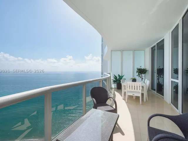 3-bedroom condo for rent in Sunny Isles Beach - 15901 Collins Ave 2303 - MondialRealty