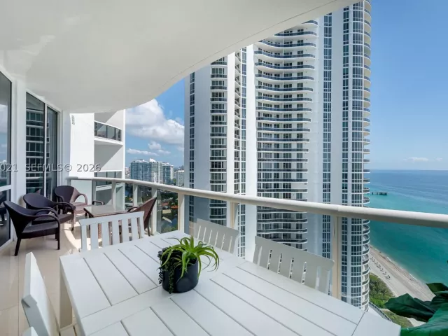3-bedroom condo for rent in Sunny Isles Beach - 15901 Collins Ave 2303 - MondialRealty