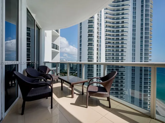 3-bedroom condo for rent in Sunny Isles Beach - 15901 Collins Ave 2303 - MondialRealty