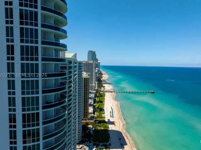 3-bedroom condo for rent in Sunny Isles Beach - 15901 Collins Ave 2303 - MondialRealty