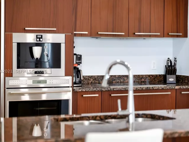 3-bedroom condo for rent in Sunny Isles Beach - 15901 Collins Ave 2303 - MondialRealty