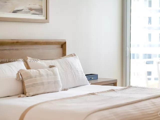 3-bedroom condo for rent in Sunny Isles Beach - 15901 Collins Ave 2303 - MondialRealty