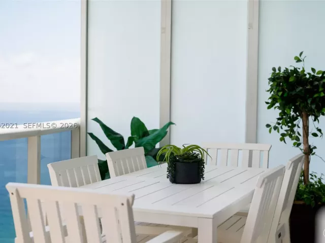 3-bedroom condo for rent in Sunny Isles Beach - 15901 Collins Ave 2303 - MondialRealty