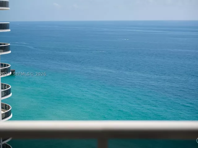 3-bedroom condo for rent in Sunny Isles Beach - 15901 Collins Ave 2303 - MondialRealty