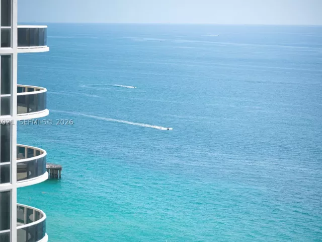 3-bedroom condo for rent in Sunny Isles Beach - 15901 Collins Ave 2303 - MondialRealty