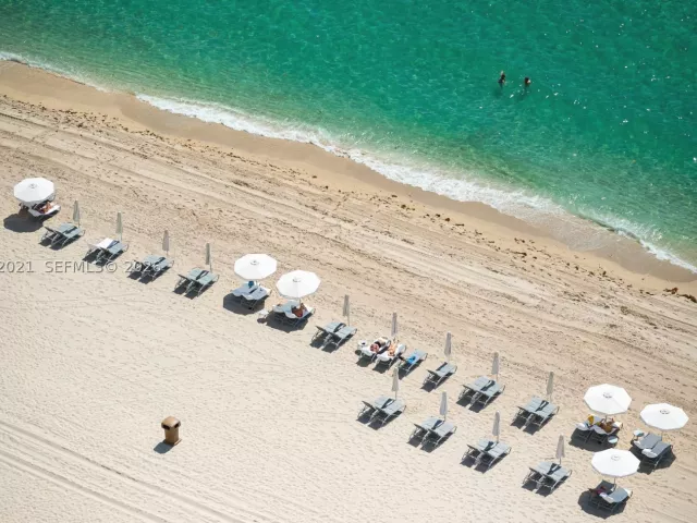 3-bedroom condo for rent in Sunny Isles Beach - 15901 Collins Ave 2303 - MondialRealty