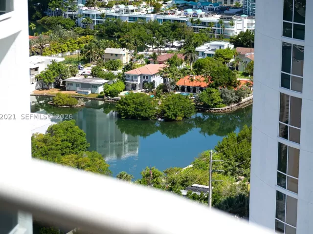 3-bedroom condo for rent in Sunny Isles Beach - 15901 Collins Ave 2303 - MondialRealty