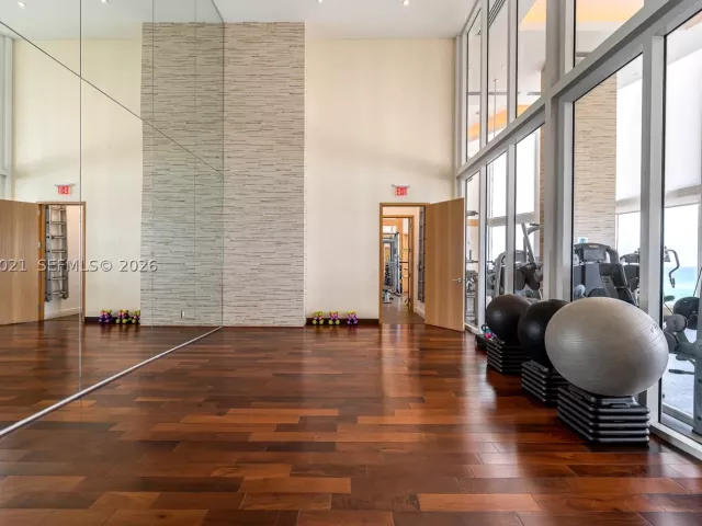3-bedroom condo for rent in Sunny Isles Beach - 15901 Collins Ave 2303 - MondialRealty