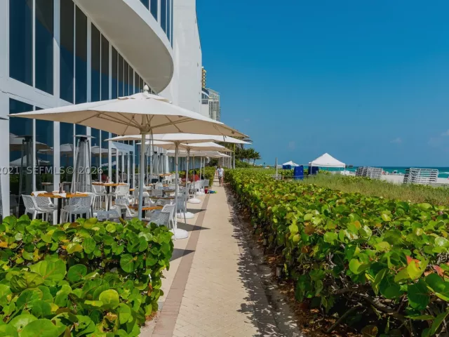 3-bedroom condo for rent in Sunny Isles Beach - 15901 Collins Ave 2303 - MondialRealty