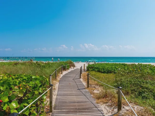 3-bedroom condo for rent in Sunny Isles Beach - 15901 Collins Ave 2303 - MondialRealty