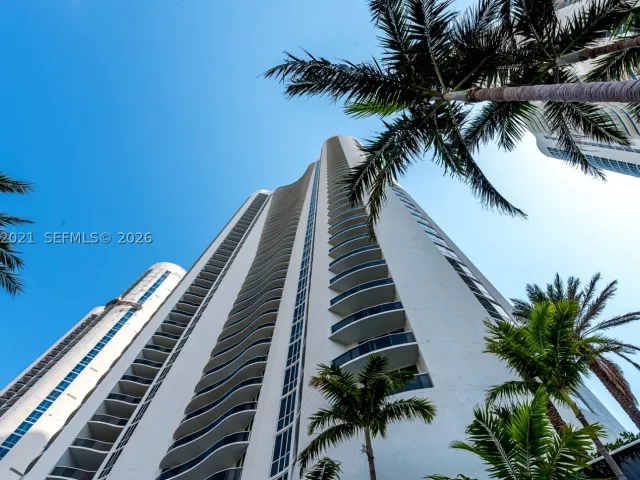 3-bedroom condo for rent in Sunny Isles Beach - 15901 Collins Ave 2303 - MondialRealty