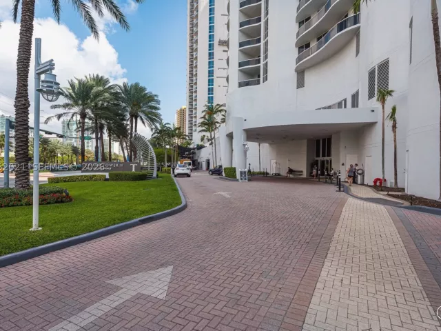 3-bedroom condo for rent in Sunny Isles Beach - 15901 Collins Ave 2303 - MondialRealty