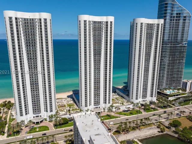 3-bedroom condo for rent in Sunny Isles Beach - 15901 Collins Ave 2303 - MondialRealty