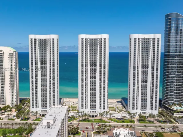 3-bedroom condo for rent in Sunny Isles Beach - 15901 Collins Ave 2303 - MondialRealty
