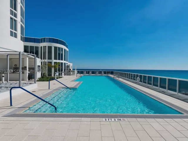 3-bedroom condo for rent in Sunny Isles Beach - 15901 Collins Ave 2303 - MondialRealty
