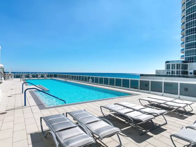 3-bedroom condo for rent in Sunny Isles Beach - 15901 Collins Ave 2303 - MondialRealty
