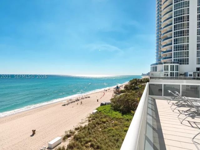 3-bedroom condo for rent in Sunny Isles Beach - 15901 Collins Ave 2303 - MondialRealty