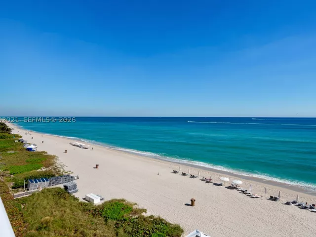 3-bedroom condo for rent in Sunny Isles Beach - 15901 Collins Ave 2303 - MondialRealty