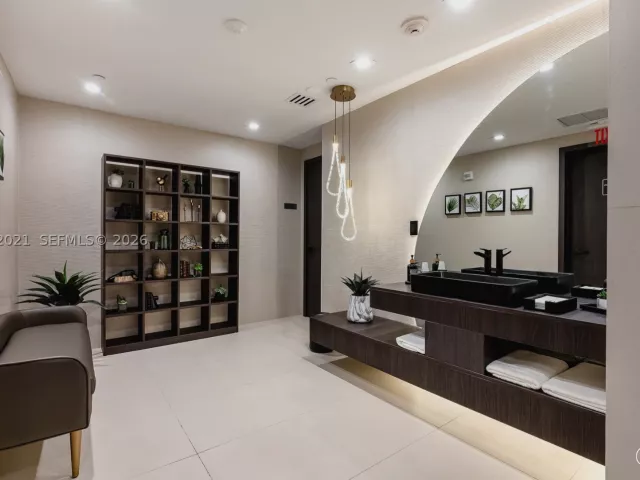 3-bedroom condo for rent in Sunny Isles Beach - 15901 Collins Ave 2303 - MondialRealty