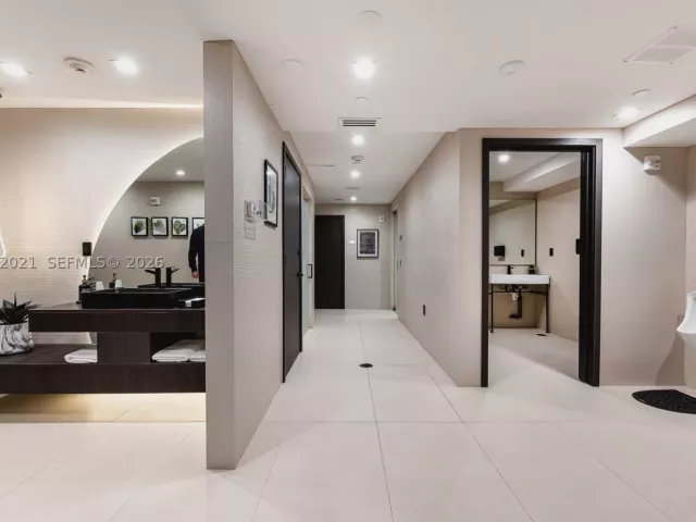 3-bedroom condo for rent in Sunny Isles Beach - 15901 Collins Ave 2303 - MondialRealty