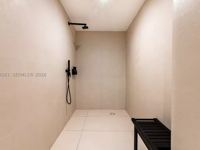 3-bedroom condo for rent in Sunny Isles Beach - 15901 Collins Ave 2303 - MondialRealty