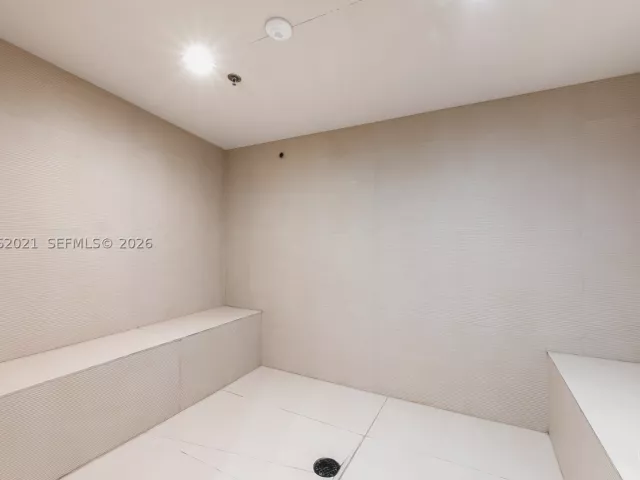 3-bedroom condo for rent in Sunny Isles Beach - 15901 Collins Ave 2303 - MondialRealty