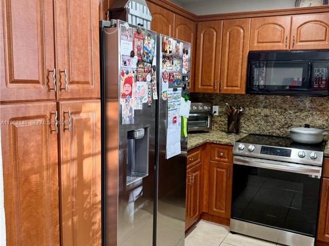 Home for rent at 16811 NW 14th Ave 16811 - photo 7480230