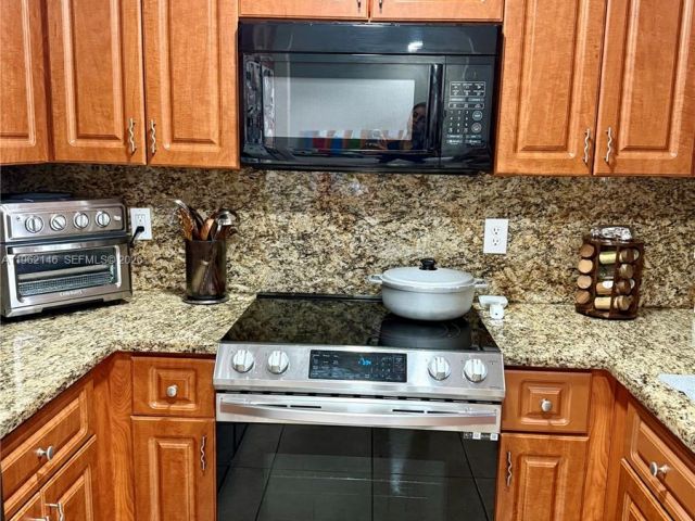 Home for rent at 16811 NW 14th Ave 16811 - photo 7480231