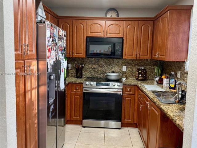 Home for rent at 16811 NW 14th Ave 16811 - photo 7480232