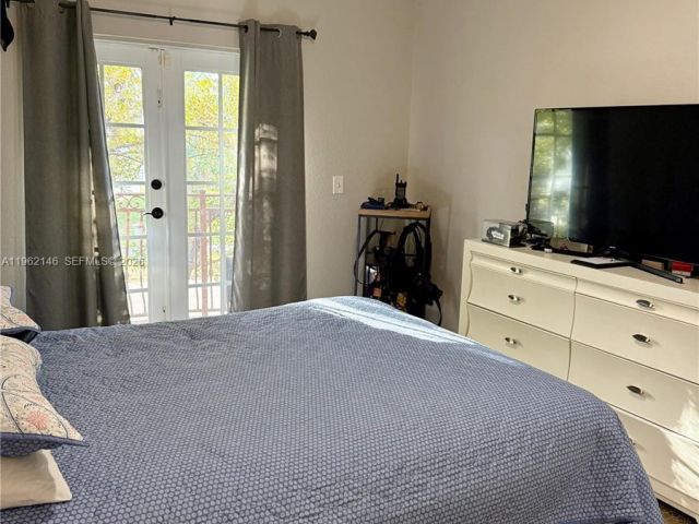 Home for rent at 16811 NW 14th Ave 16811 - photo 7480240