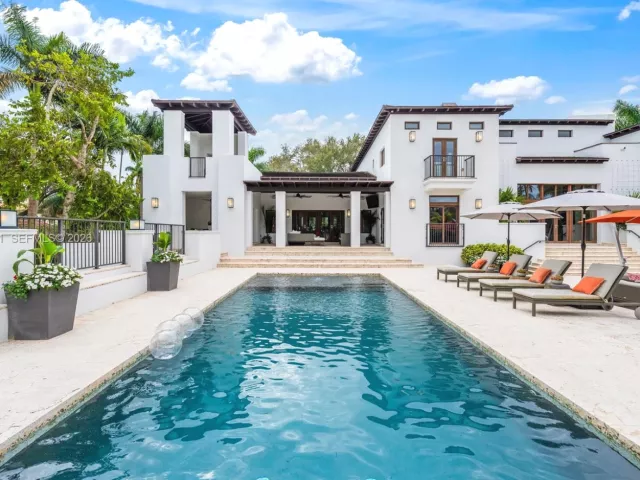 6-bedroom home for sale in Coral Gables - 555 Arvida Pkwy - MondialRealty
