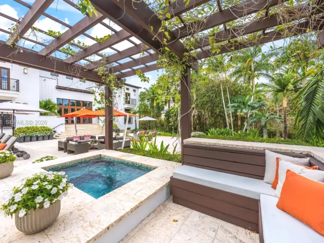6-bedroom home for sale in Coral Gables - 555 Arvida Pkwy - MondialRealty