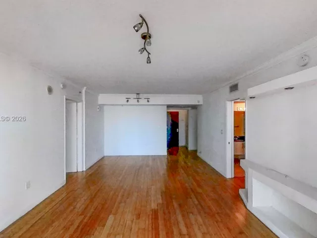 2-bedroom condo for sale in Miami - 31 SE 5th St 2408 - MondialRealty