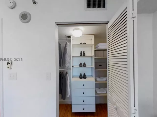 2-bedroom condo for sale in Miami - 31 SE 5th St 2408 - MondialRealty