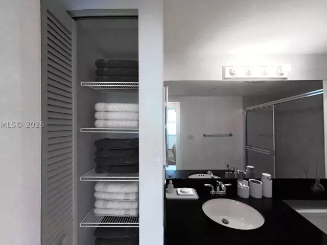 2-bedroom condo for sale in Miami - 31 SE 5th St 2408 - MondialRealty
