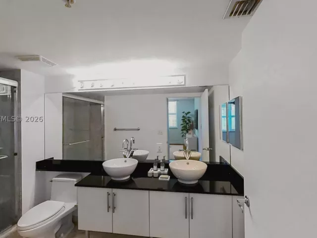2-bedroom condo for sale in Miami - 31 SE 5th St 2408 - MondialRealty