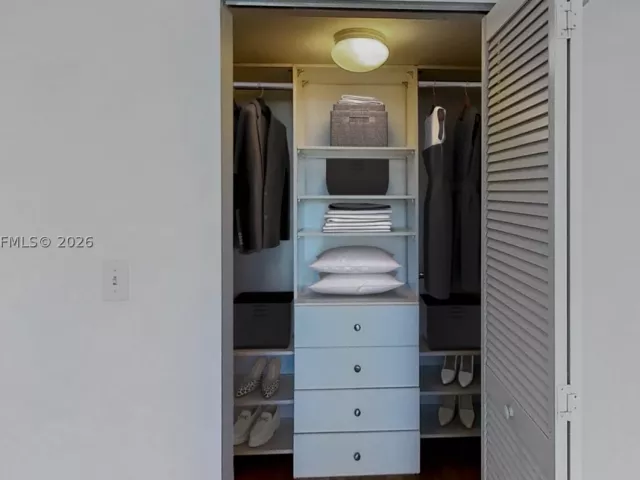2-bedroom condo for sale in Miami - 31 SE 5th St 2408 - MondialRealty