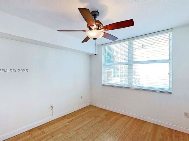 2-bedroom condo for sale in Miami - 31 SE 5th St 2408 - MondialRealty