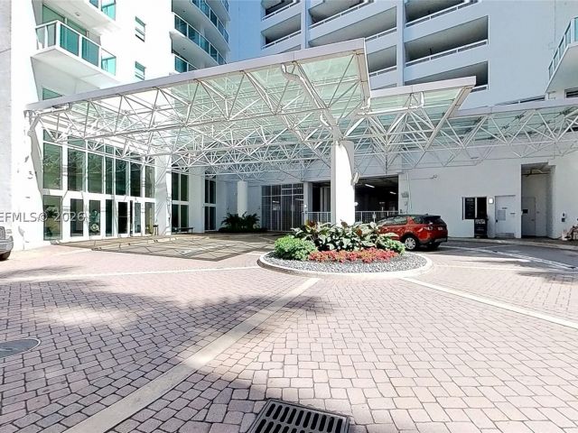 2-bedroom condo for sale in Miami - 31 SE 5th St 2408 - MondialRealty