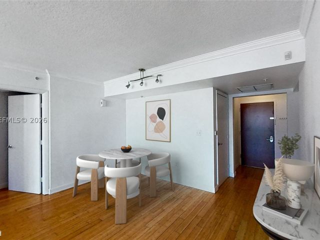 2-bedroom condo for sale in Miami - 31 SE 5th St 2408 - MondialRealty