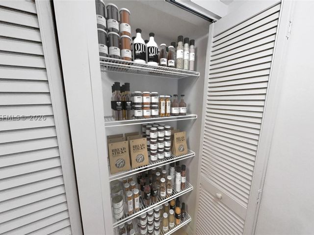 2-bedroom condo for sale in Miami - 31 SE 5th St 2408 - MondialRealty