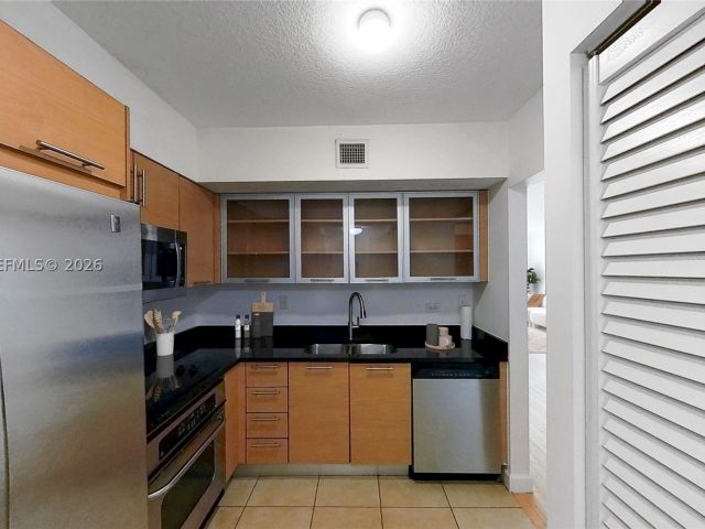 2-bedroom condo for sale in Miami - 31 SE 5th St 2408 - MondialRealty
