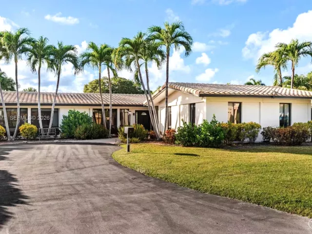 4-bedroom home for rent in Hallandale Beach - 636 Hibiscus Dr 0 - MondialRealty